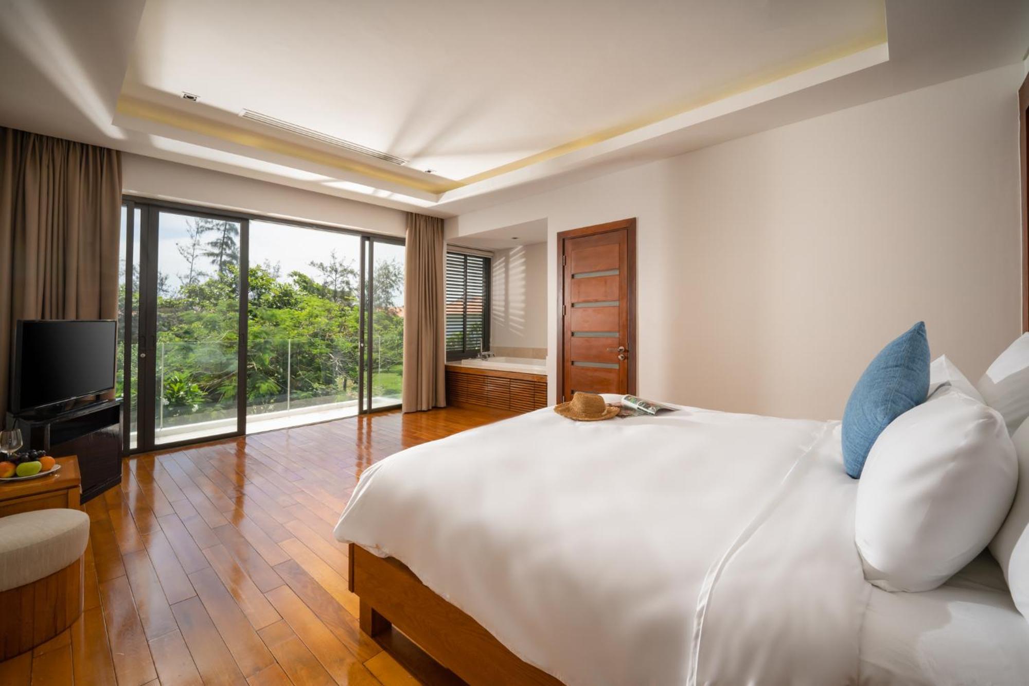 Luxury Dana Beach Resort & Spa Дананг Экстерьер фото